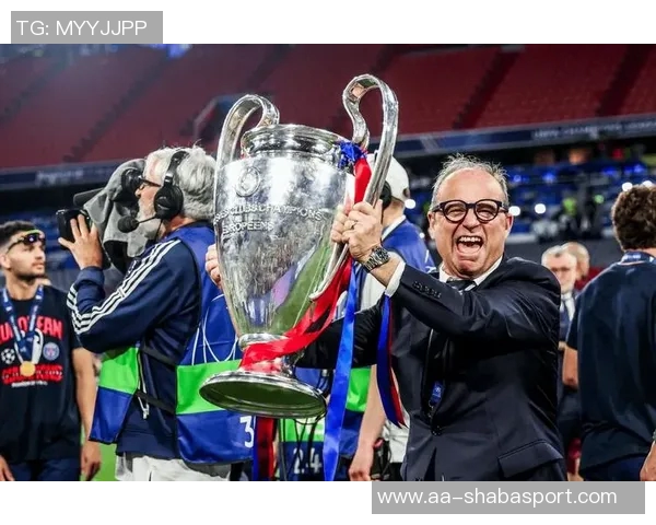 坎波斯荣获最佳足球管理者奖坚定信心带领巴黎迈向新征程